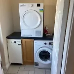 Spacious 5 Bed With Free Parking