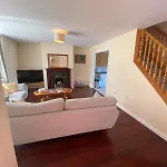 Spacious 5 Bed With Free Parking *