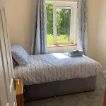 Spacious 5 Bed With Free Parking *
