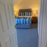 Spacious 5 Bed With Free Parking Holiday home