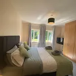 Holiday home Spacious 5 Bed With Free Parking *