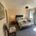 Spacious 5 Bed With Free Parking Holiday home