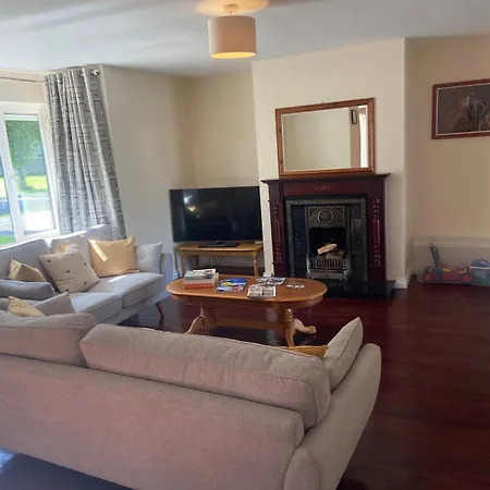 Spacious 5 Bed With Free Parking *