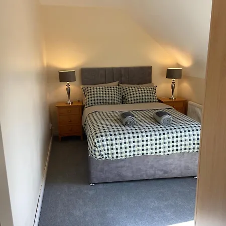 Spacious 5 Bed With Free Parking *