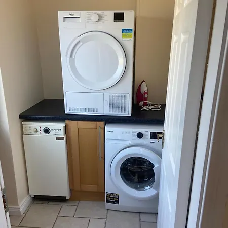 Spacious 5 Bed With Free Parking