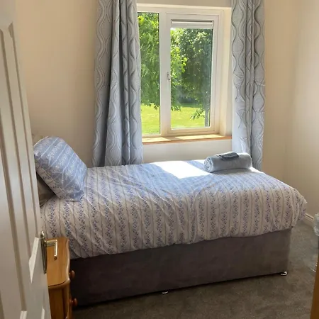Spacious 5 Bed With Free Parking *