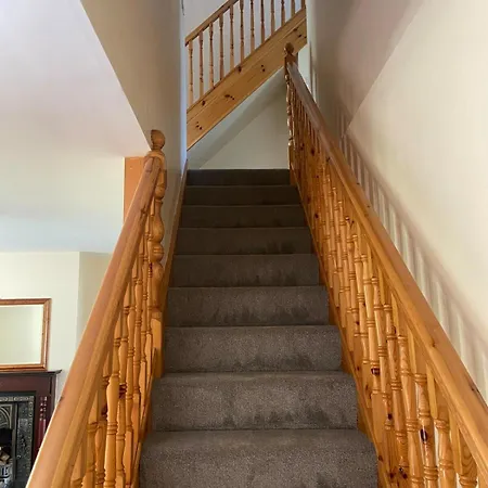 Spacious 5 Bed With Free Parking *