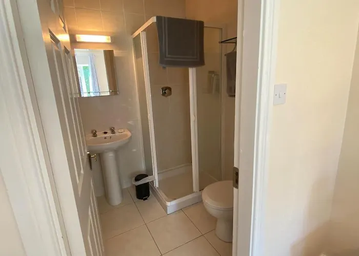 Spacious 5 Bed With Free Parking 基拉尼