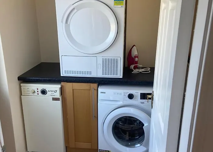 Spacious 5 Bed With Free Parking