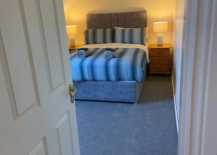 Spacious 5 Bed With Free Parking 度假居