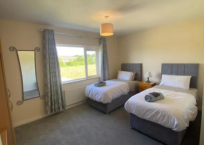 Spacious 5 Bed With Free Parking Holiday home *