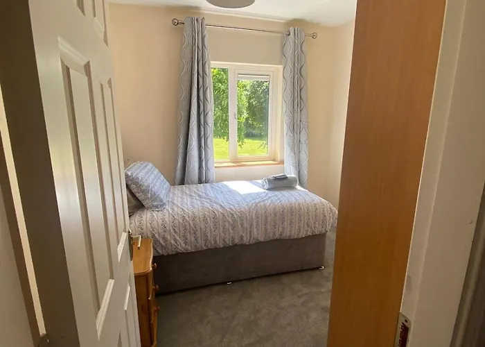 Spacious 5 Bed With Free Parking 度假居 *