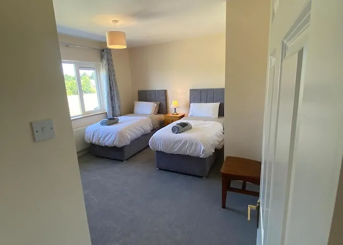 Spacious 5 Bed With Free Parking Holiday home