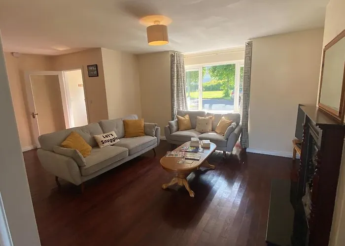 Spacious 5 Bed With Free Parking 基拉尼