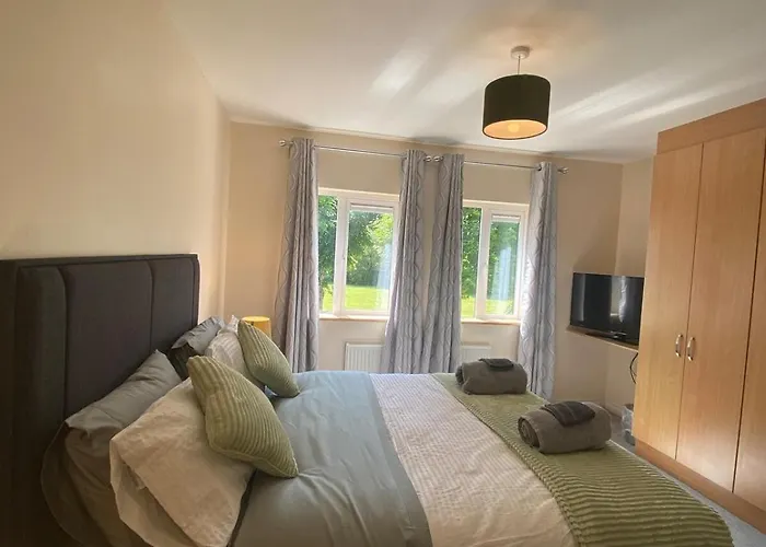 Holiday home Spacious 5 Bed With Free Parking *