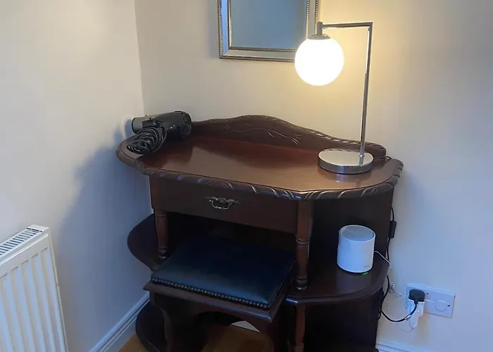 Spacious 5 Bed With Free Parking 度假居